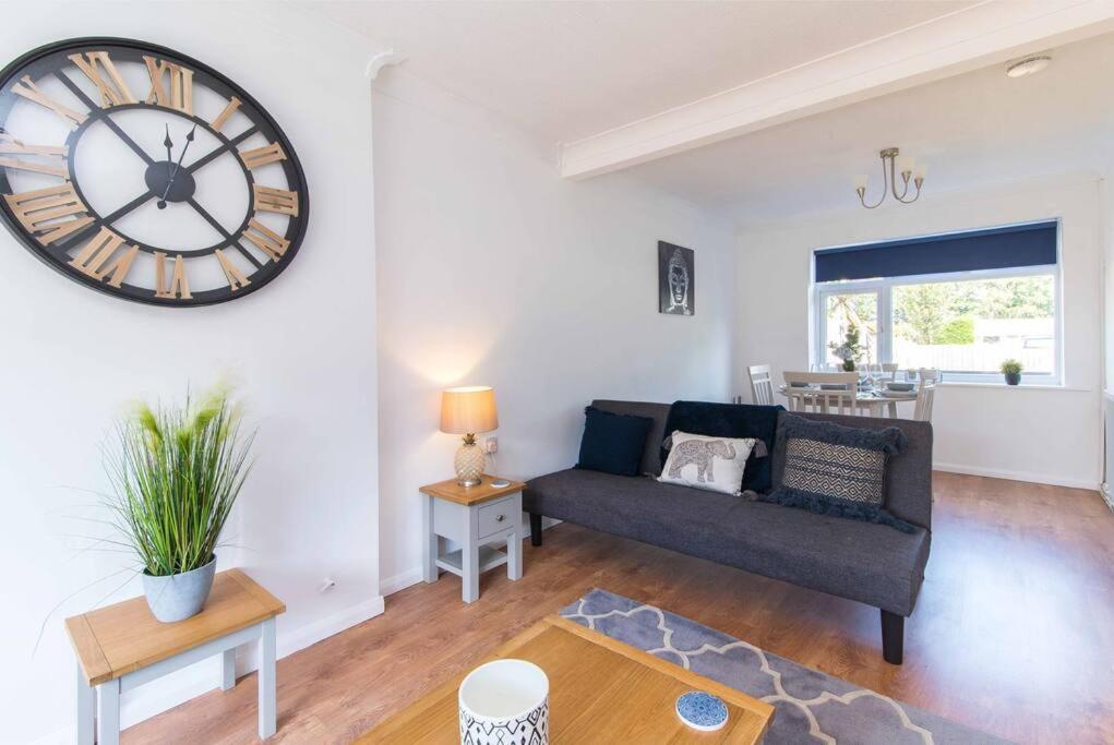 Modern Three Bedroom Home In Касл-Донингтон Экстерьер фото